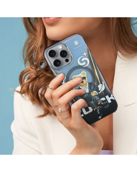 iPhone 16 z nameščenim Berlin Boss Mag ovitkom – pogled od zadaj, prikazuje drzen grafični vzorec.