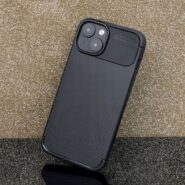 iPhone 16 Pro Max v črnem karbonskem ovitku Premium Carbon
