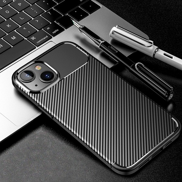 Ovitek Premium Carbon za iPhone 16 Pro Max omogoča brezžično polnjenje