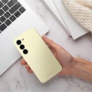 Samsung Galaxy A56 z rumenim ovitkom Roar Cloud Skin – modna zaščita v roki uporabnika