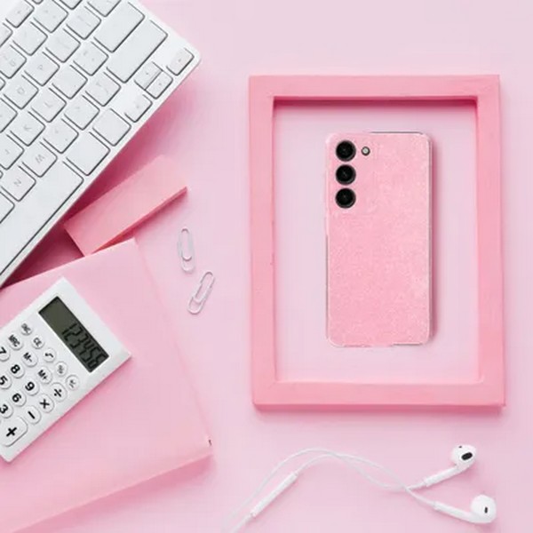 Silikonski ovitek z bleščicami na Samsung A36 – v okolju
