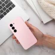 Roza ovitek za Samsung Galaxy A56 Roar Cloud Skin 12 Ovitek Roar Cloud Skin v svetlo roza barvi, nameščen na Samsung Galaxy A56 5G, prikazano v roki uporabnika.