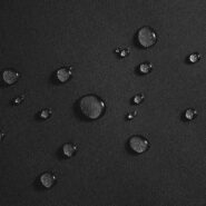 torba za prenosnik 15.6 Tech-Protect, črne barve, prikazan vodoodporen material od strani in približano.